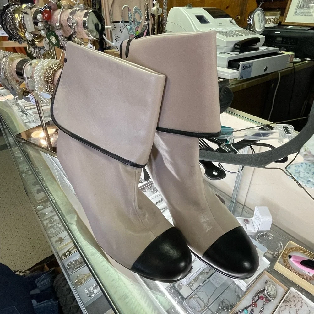 🖤Great USED Condition 39(9.5) Taryn Rose Chanel like booties🔥 - Picture 6 of 16